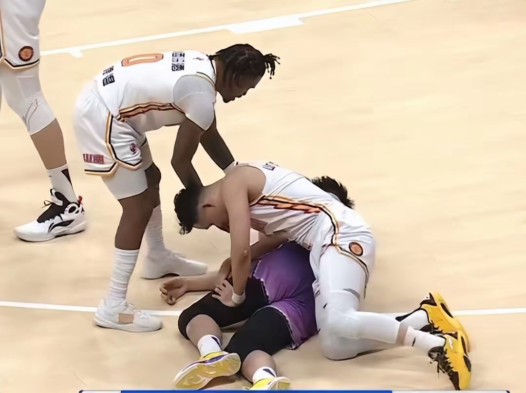 人队主控球员受伤，影响战况