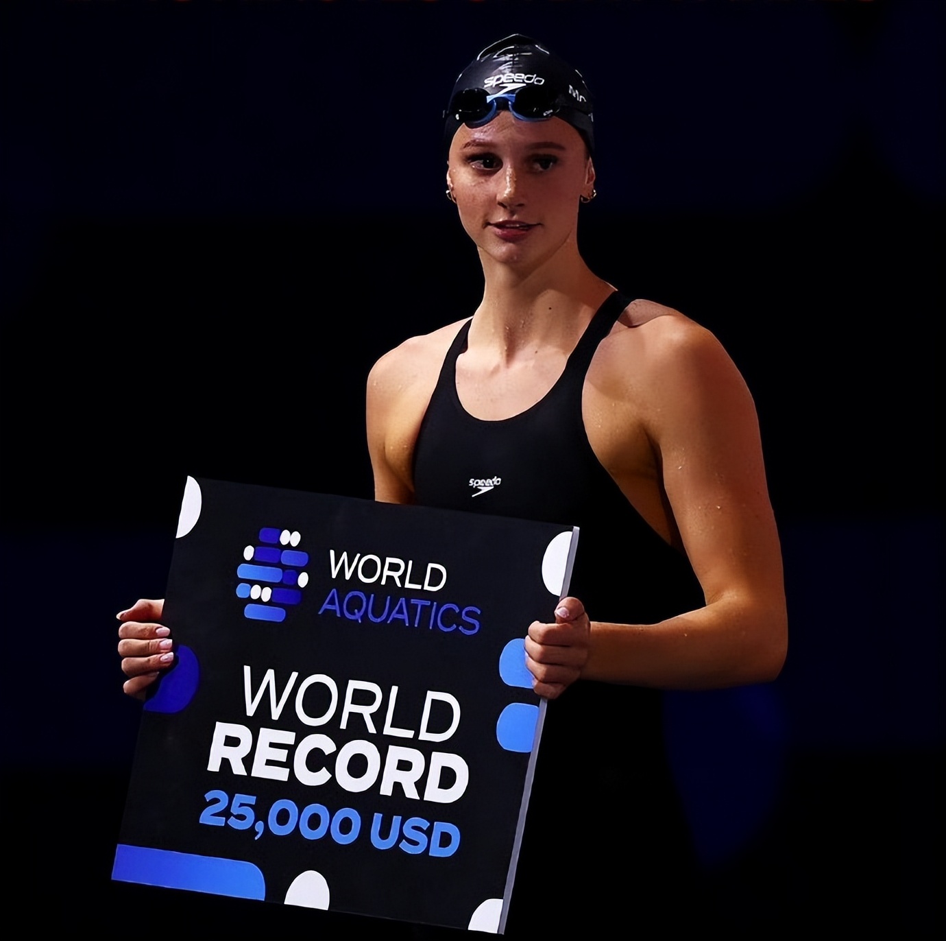 俄罗斯选手创造新纪录赢得游泳金牌