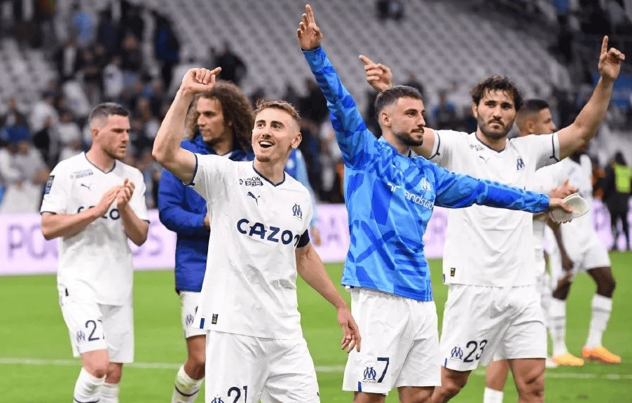 包含马赛战胜兰斯，继续保持不败势头的词条