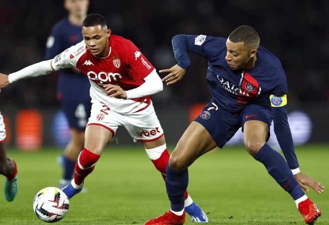 包含姆巴佩打破进球荒，巴黎圣日耳曼球迷集体高唱助威的词条