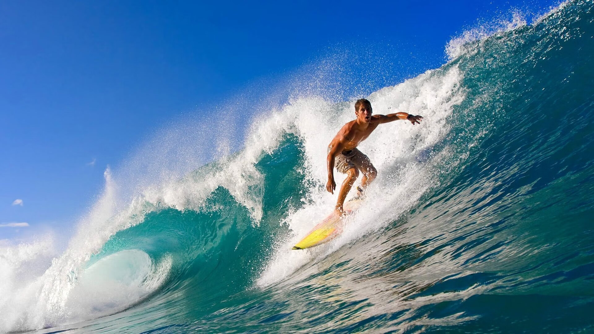 F1赛车赛场焦点！法国队对阵意大利队，激战正酣，豪门对决再度上演
